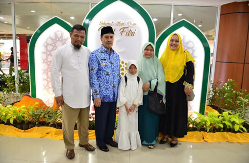 Gubri Sambut Haru Qori Cilik Asal Bengkalis di Bandara SSK II