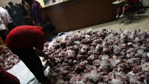 Jangan Bagikan Daging Kurban Pakai Kantong Plastik Hitam