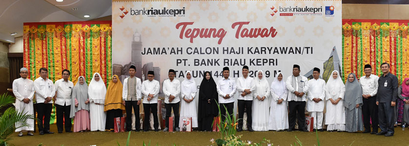 Tepuk Tepung Tawar Tandai Keberangkatan CJH Bank Riau Kepri
