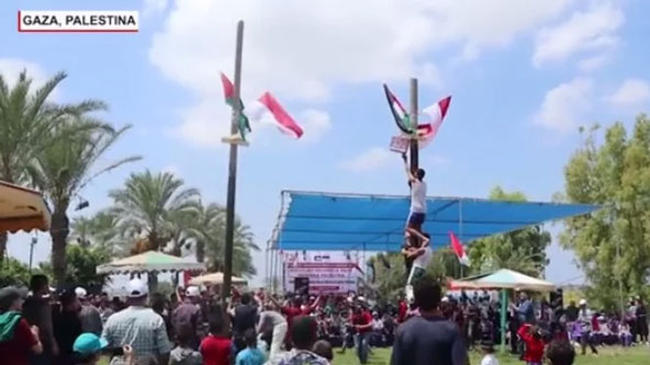 Warga Palestina di Jalur Gaza Lomba Panjat Pinang, Hadiahnya?
