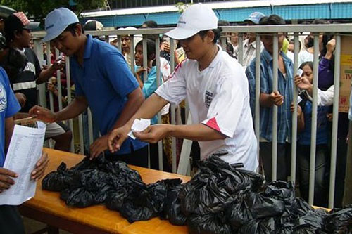 Ini Bahayanya Bungkus Daging Kurban Dengan Kantong Kresek Hitam