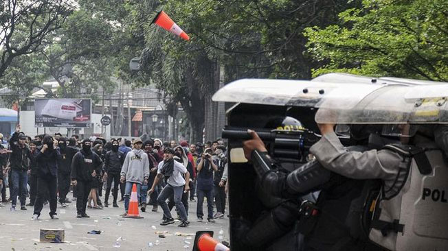 Polisi Tangkap Demonstran Bikin Ricuh di Belakang Gedung DPR