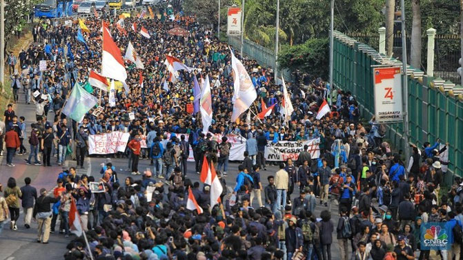 Massa Mahasiswa dan Petani Mulai Kepung Gedung DPR/MPR
