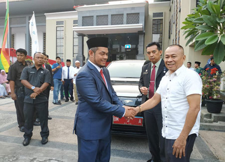 Sahril Kembalikan Mobnas BM 3 A, Diterima Langsung oleh Hamdani