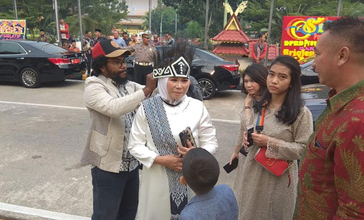 Sebelum Pelantikan, Ade Hartati Disematkan Mahkota Kasuari Oleh Orang Papua