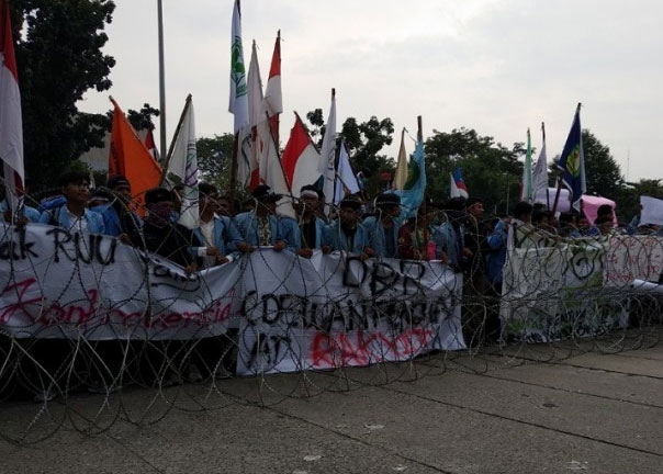Tiga Kelompok Mahasiswa Unjuk Rasa di DPRD Riau