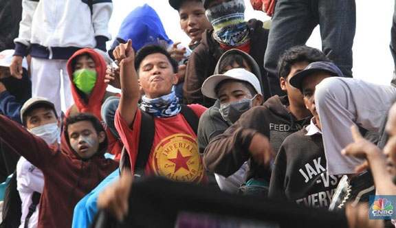 Demo Hari ini, Massa Mulai Kepung DPR dari Berbagai Penjuru