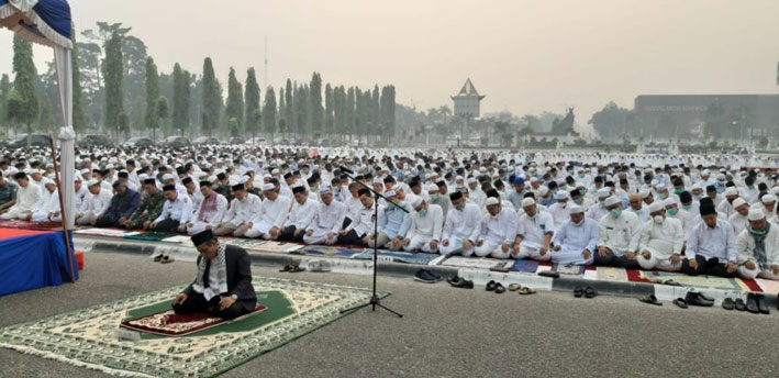 Salat Istisqa di Halaman Kantor Gubernur Riau, Warga Kenakan Masker