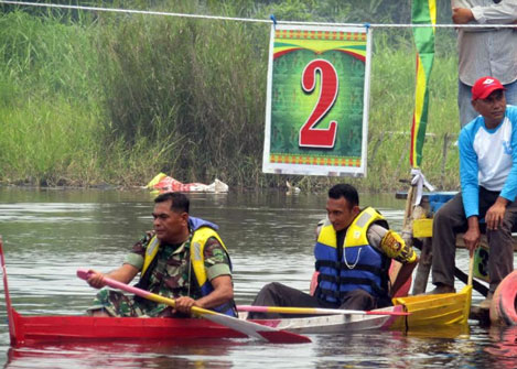Babinsa bersama Bhabinkamtibmas Ikut Pacu Sampan di Danau Purieh