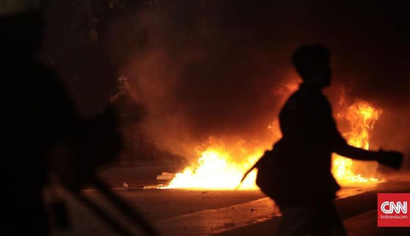 Usai Magrib, Kericuhan Massa Pecah Lagi di Belakang DPR