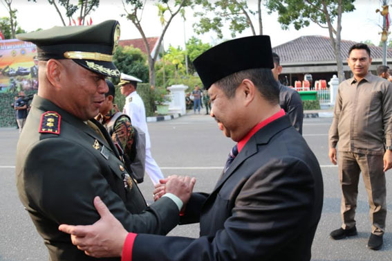Bupati Amril Mukminin Hadiri Upacara Parade Defile HUT TNI Ke-74