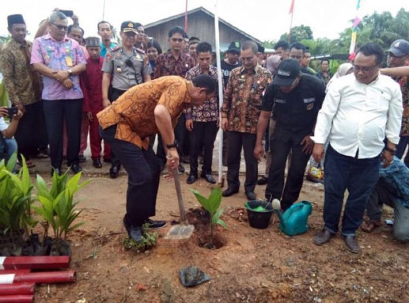 Tingkatkan Pendapatan Petani, Pemkab Rohil Serahkan Bantuan Bibit