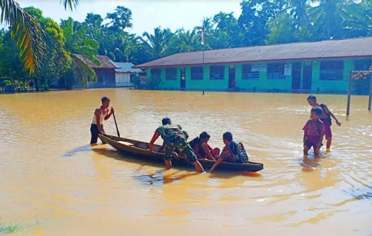 Prajurit TNI Babinsa Koramil 10 Bantu Evakuasi Korban Banjir