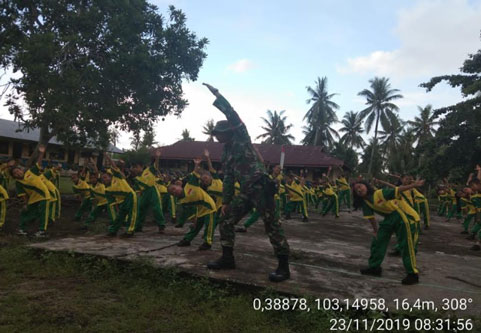 Babinsa Koramil 15/KK Kodim 0313/Kpr Berikan Motivasi Kepada Anak Sekolah Dasar