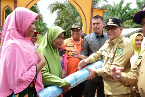 Wakil Gubernur Riau Serahkan Bantuan ke Warga Terdampak Banjir Rohul