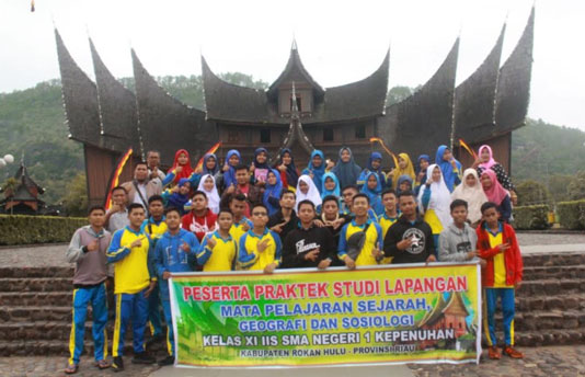 SMAN 1 Kepenuhan Laksanakan Studi Lapangan di Istana Pagaruyung