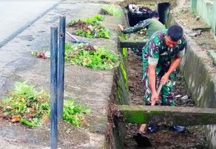 Babinsa Koramil 02 Rambah Bersama Warga Bersihkan Saluran Air