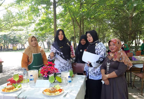 Beragam Agenda Menarik Meriahkan HUT PGRI ke-74 di SMPN 34 Pekanbaru, Siswa Berikan Parsel Untuk Guru