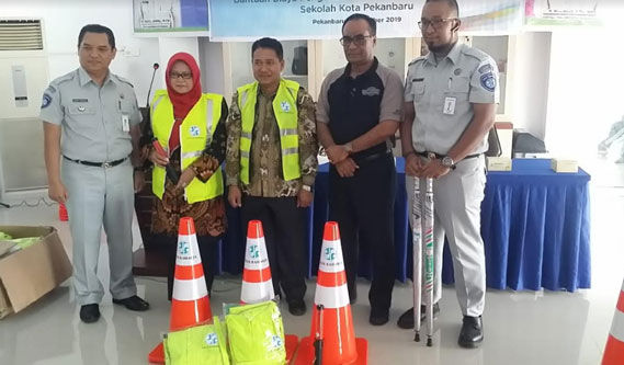 Jasa Raharja Serahkan Alat Keselamatan Lalu Lintas