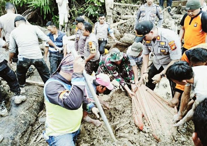 Dua Warga Rokan IV Koto Dilaporkan Tertimbun Longsor, Tim Gabungan Lakukan Pencarian