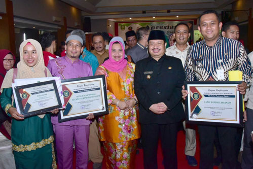 Taat Bayar Pajak, Bupati Bengkalis Serahkan Penghargaan