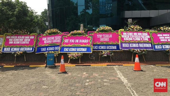 Kru Garuda Kubu Ari Askhara Banjiri Kantor Erick Thohir Bunga