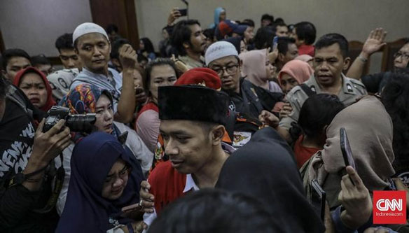 Emak-Emak Padati Ruang Sidang Dukung Lutfi Pembawa Bendera