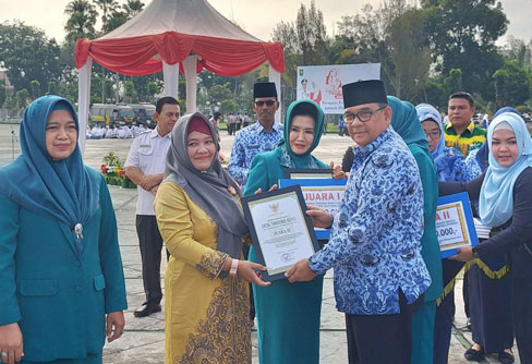 Wagubri Serahkan Piagam & Hadiah Lomba Hari Ibu