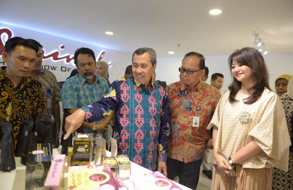Gubri Buka Pameran Singkat Produk Unggulan Provinsi Riau