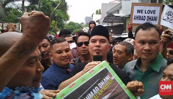 Ricuh Ormas Hingga Dodol Garut Sambut Ahmad Dhani di Rumah