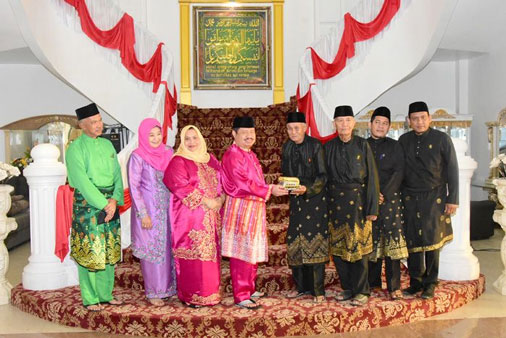 LAMR Bengkalis Pinang Bupati Amril dan Istri Terima Gelar Adat