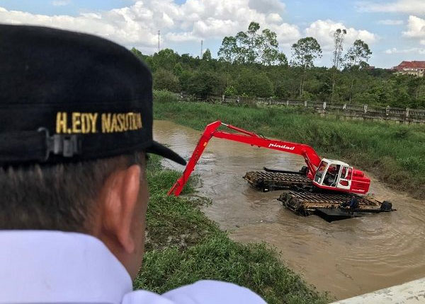 Wagubri Kagum Lihat Aksi Ekskavator Amfibi Buatan Pindad Mengapung di Sungai