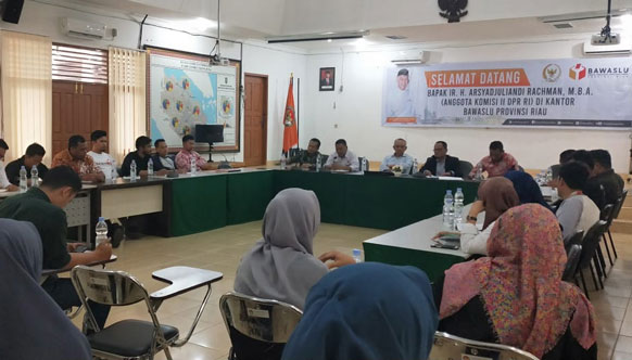 Cek Kesiapan Pengawasan Pilkada, Andi Rachman Kunjungi Bawaslu Riau.