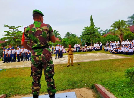 Babinsa Koramil 02 Rambah Berikan Materi Bela Negara