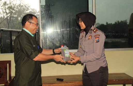 Unilak Bagikan Hand Sanitizer kepada Masyarakat, TNI dan Polri