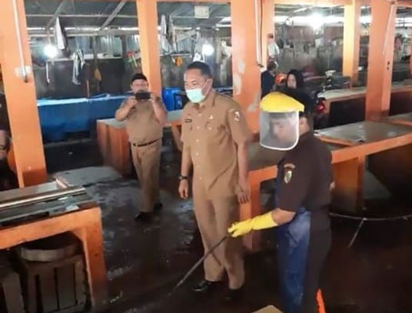 Pasar di Pekanbaru Disemprot dengan Disinfektan