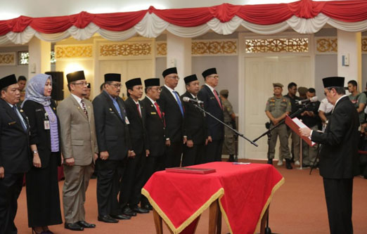 Gubri Lantik 10 Pejabat Jadi Plt Kepala Dinas