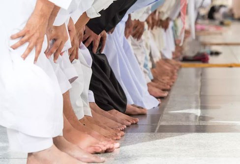 Larangan Sholat Jumat Dilanggar, Imam Ditangkap dan Jamaah Dikejar Sampai Atap