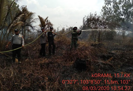Melihat Koramil 15/KK Dan Polsek Lakukan Pendinginan Di Desa Teluk