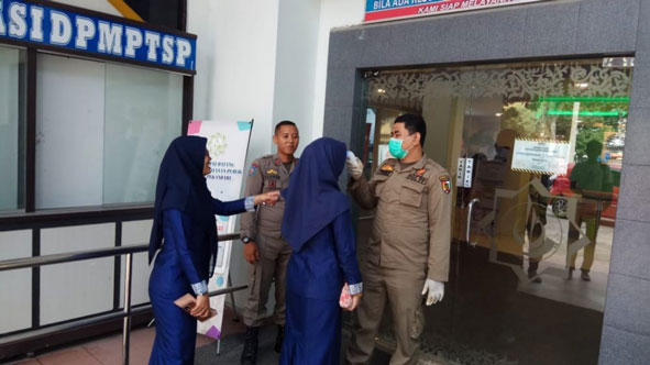 Satpol PP Periksa Suhu Tubuh Pengunjung MPP dan Disdukcapil