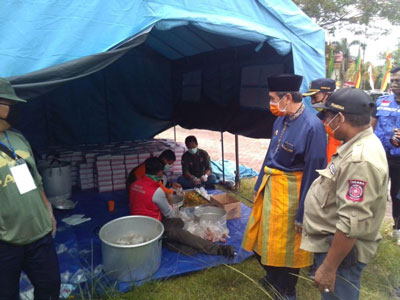 Hari Pertama PSBB, Pemprov Riau dan Pemko Pekanbaru Bagikan 500 Nasi Kotak