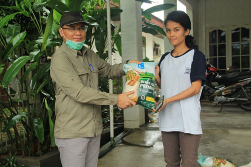 Unilak Berikan Paket Sembako Untuk Mahasiswa yang Tinggal di Kos