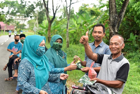 Ramadhan Berbagi, Tim Penggerak PKK Pedekik Bagi Takjil dan Masker