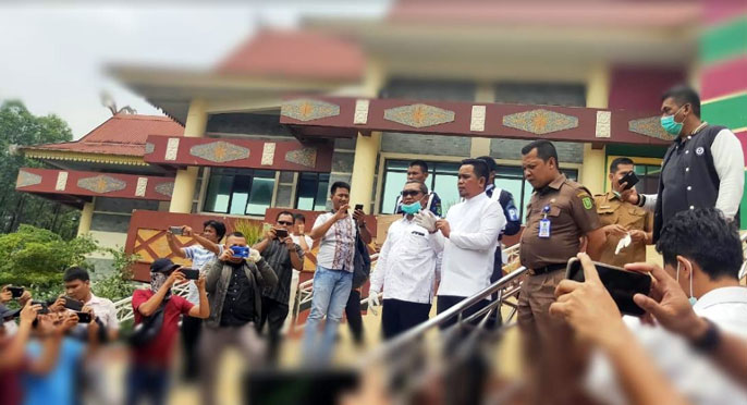 Kampanyekan Hidup Bersih, DPRD Riau Bagikan Hand Sanitizer ke Pengemudi Ojol