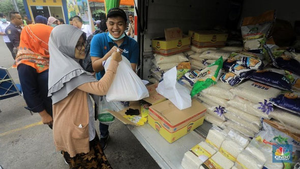 Jokowi Bagi Bansos Sembako Rp 600.000/Keluarga Selama 3 Bulan