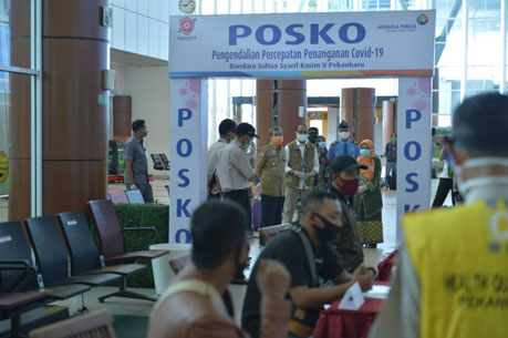 Gubri Tinjau Posko Pengendalian Percepatan Penanganan covid 19 Bandara SSK II Pekanbaru