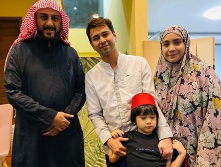 Syekh Ali Jaber Berikan Jubah Penjaga Makam Rasulullah ke Raffi Ahmad
