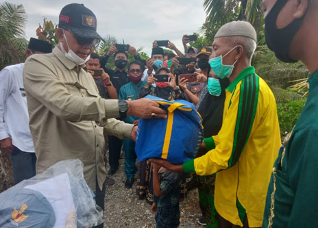 Bupati Suyatno Serahkan Bantuan ke Ahmad Yani, Korban Musibah Kebakaran di Sei Bakau