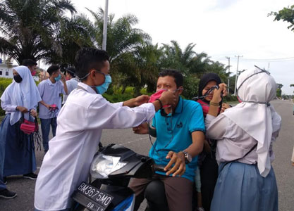 Siswa SMAN 1 Kepenuhan Rokan Hulu Rayakan Kelulusan dengan Berbagi Masker