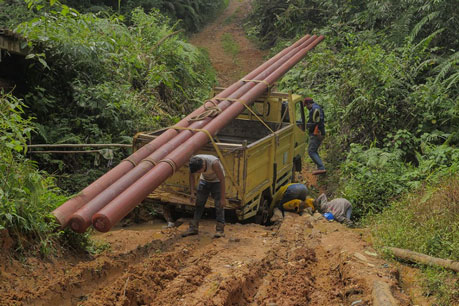 Tiang Listrik Roboh, 14 Desa di Kabupaten Kampar Gelap Gulita